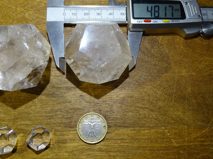 Dodécaèdre en cristal de roche, un des 5 Solids/ Solides de Platon, taille S à XL, vente à l'unité. Dimensions des pièces : environ 1,5 à 6 cm. Qualité A à AAA ! Parfait pour l'étude de la géométrie sacré et ses applications !