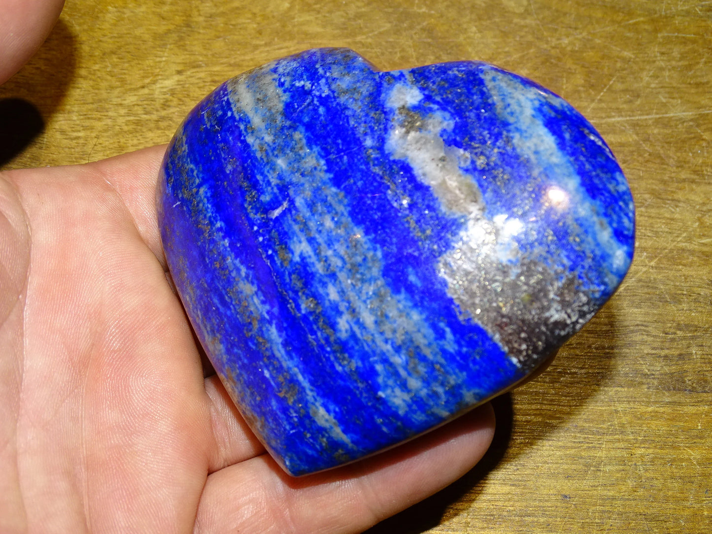 Coeur en lapis lazuli de taille L (8,6 x 7,2 x 2,6 centimètres). Belles finitions, des veines de pyrite dorée naturelles, le bleu des pharaons, magnifique pièce !