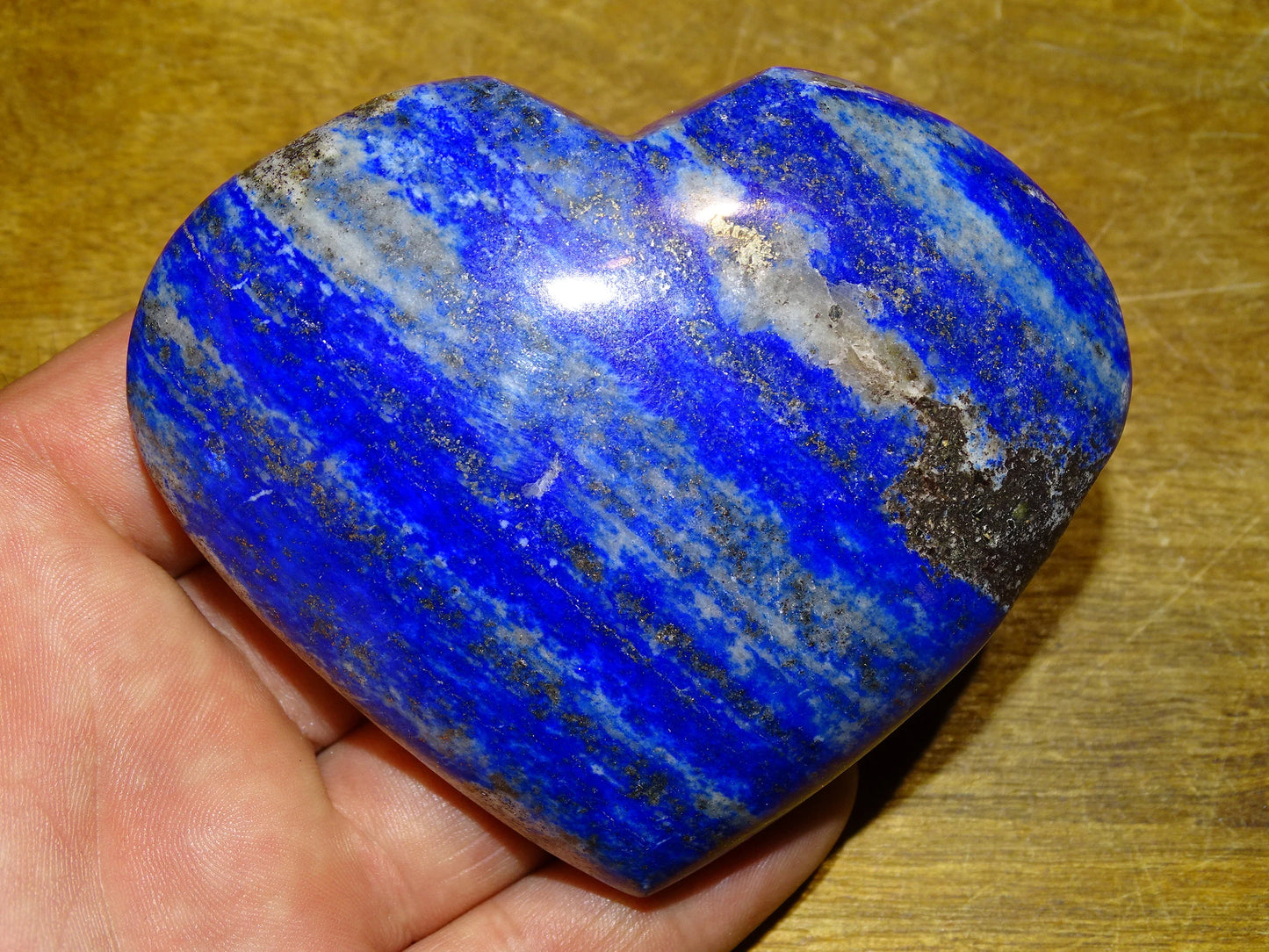 Coeur en lapis lazuli de taille L (8,6 x 7,2 x 2,6 centimètres). Belles finitions, des veines de pyrite dorée naturelles, le bleu des pharaons, magnifique pièce !