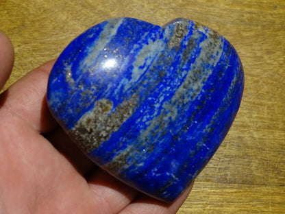 Coeur en lapis lazuli de taille L (8,6 x 7,2 x 2,6 centimètres). Belles finitions, des veines de pyrite dorée naturelles, le bleu des pharaons, magnifique pièce !