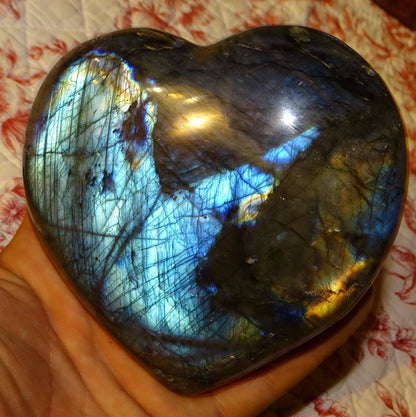 Coeur en labradorite de taille L, 10 x 10 x 4 centimètres. Belles finitions, beaux reflets bleutés, belle pièce !