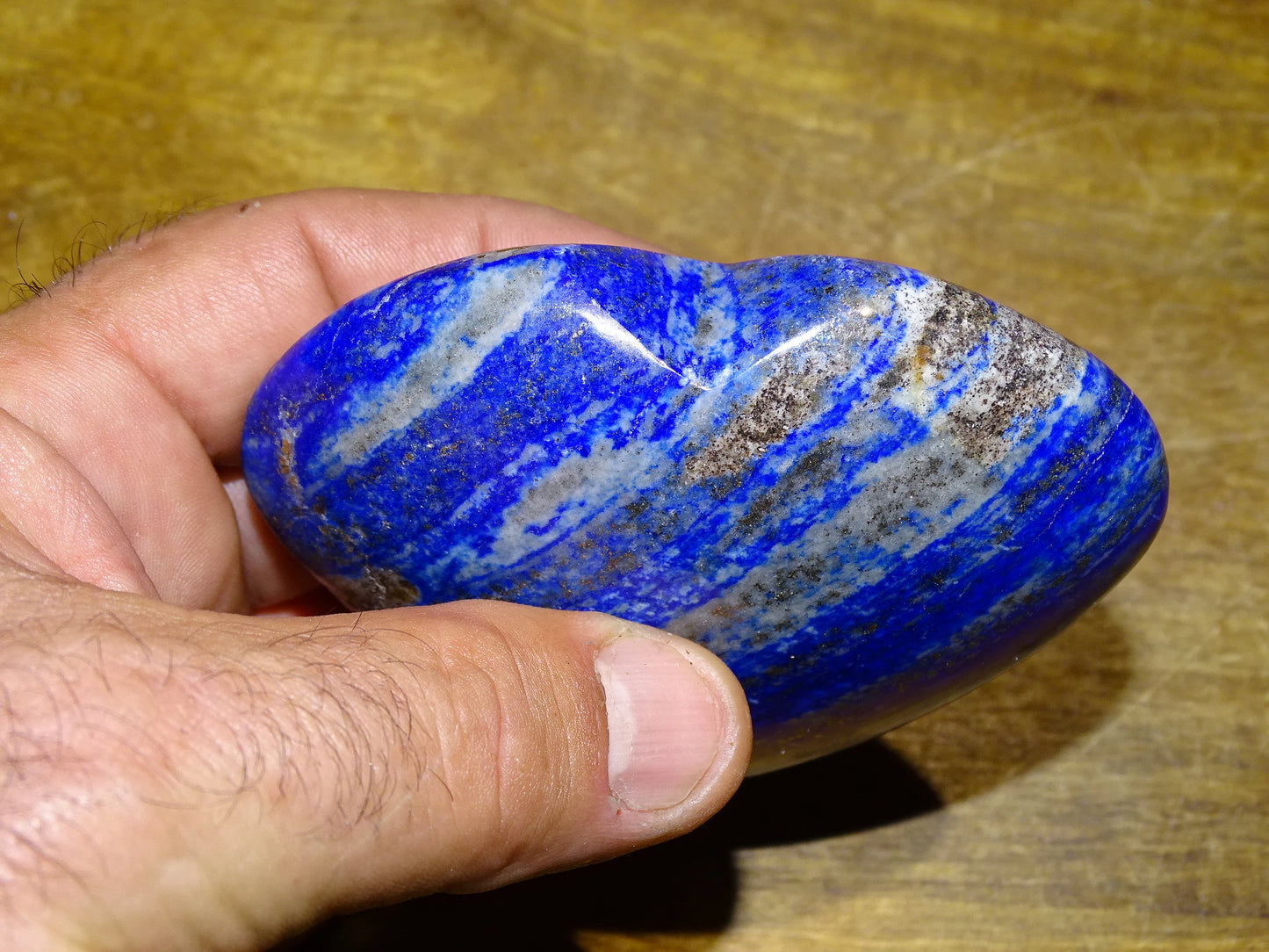 Coeur en lapis lazuli de taille L (8,6 x 7,2 x 2,6 centimètres). Belles finitions, des veines de pyrite dorée naturelles, le bleu des pharaons, magnifique pièce !