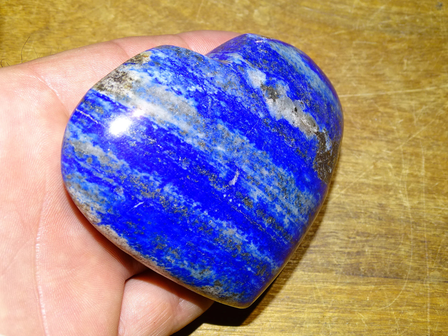 Coeur en lapis lazuli de taille L (8,6 x 7,2 x 2,6 centimètres). Belles finitions, des veines de pyrite dorée naturelles, le bleu des pharaons, magnifique pièce !