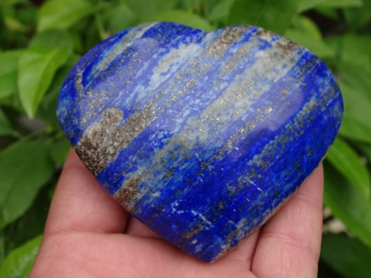 Coeur en lapis lazuli de taille L (8,6 x 7,2 x 2,6 centimètres). Belles finitions, des veines de pyrite dorée naturelles, le bleu des pharaons, magnifique pièce !