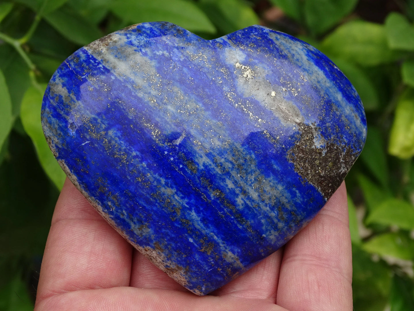 Coeur en lapis lazuli de taille L (8,6 x 7,2 x 2,6 centimètres). Belles finitions, des veines de pyrite dorée naturelles, le bleu des pharaons, magnifique pièce !