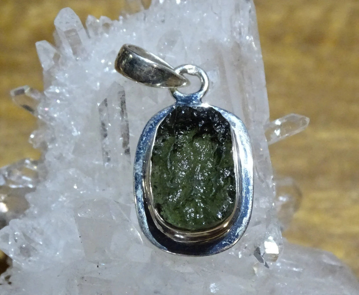 MOLDAVITE - Pendentif en Argent 925, poids : 3,6 grammes, 30x15x0,8 millimètres  A propos : le must en matière de pierre de la famille des météorites, magnifique !