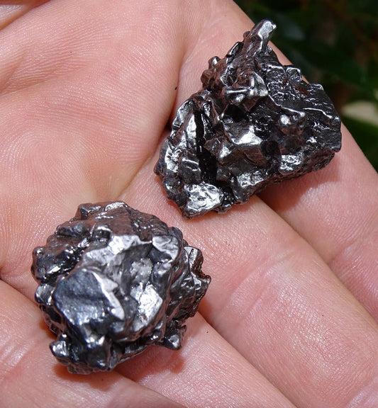 Sélection de météorites Campo Del Cielo d'Argentine, 2 pièces au choix. Très belle qualité car morceau entier et compact. Véritable pépite de l'espace !