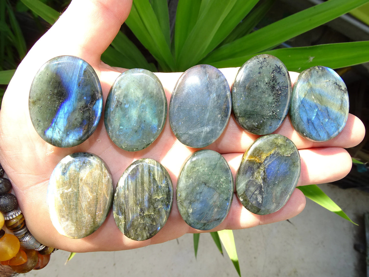 Labradorite, sélection de pierres plates, modèles au choix, environ 4x3x0,9 cm - 20 à 22 grammes. Parfait pour être monter en bijouterie. Très belle qualité, des reflets hologramme incroyable ! vente à l'unité ou lot complet !