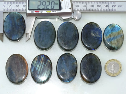 Labradorite, sélection de pierres plates, modèles au choix, environ 4x3x0,9 cm - 20 à 22 grammes. Parfait pour être monter en bijouterie. Très belle qualité, des reflets hologramme incroyable ! vente à l'unité ou lot complet !