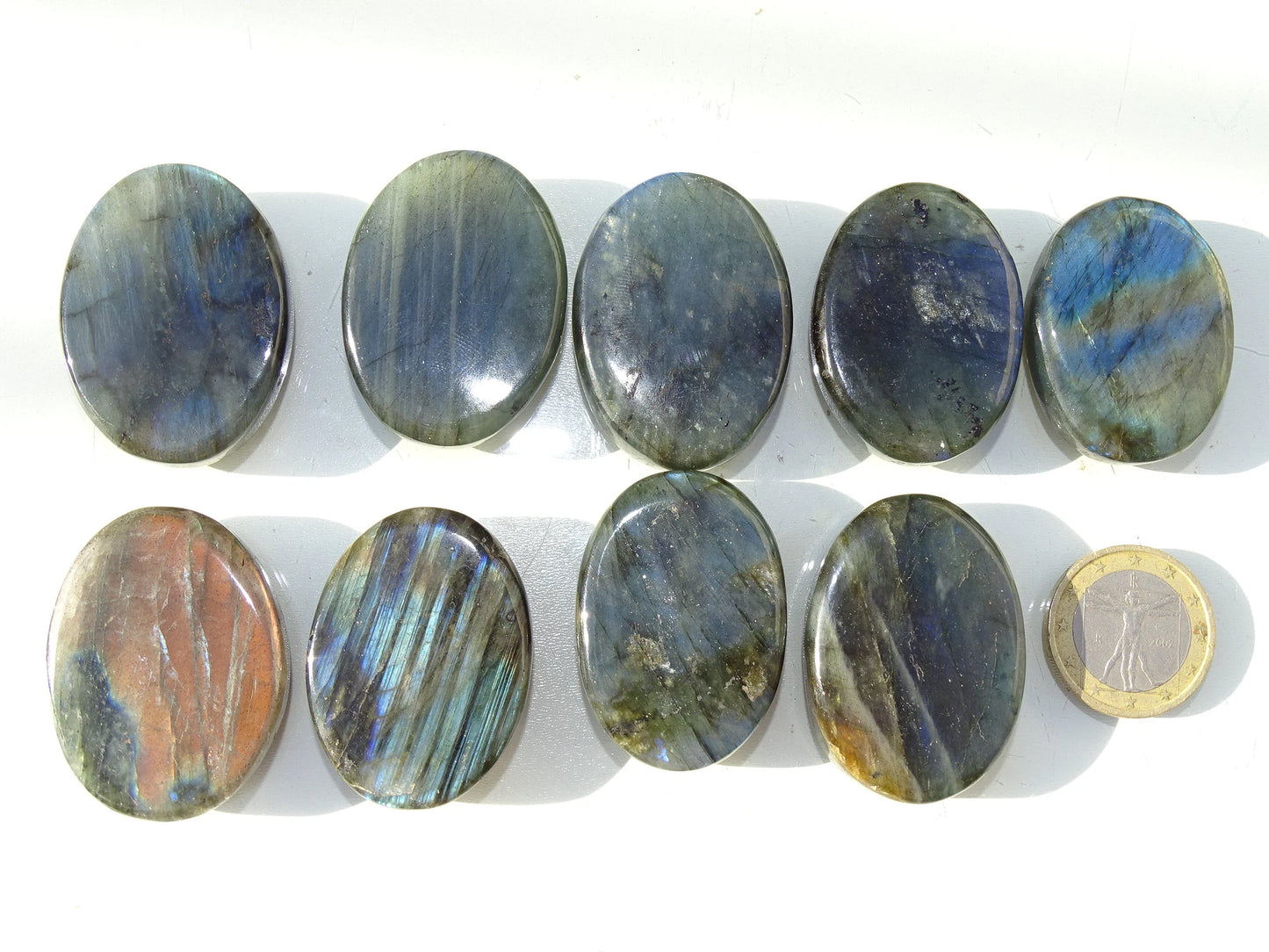 Labradorite, sélection de pierres plates, modèles au choix, environ 4x3x0,9 cm - 20 à 22 grammes. Parfait pour être monter en bijouterie. Très belle qualité, des reflets hologramme incroyable ! vente à l'unité ou lot complet !