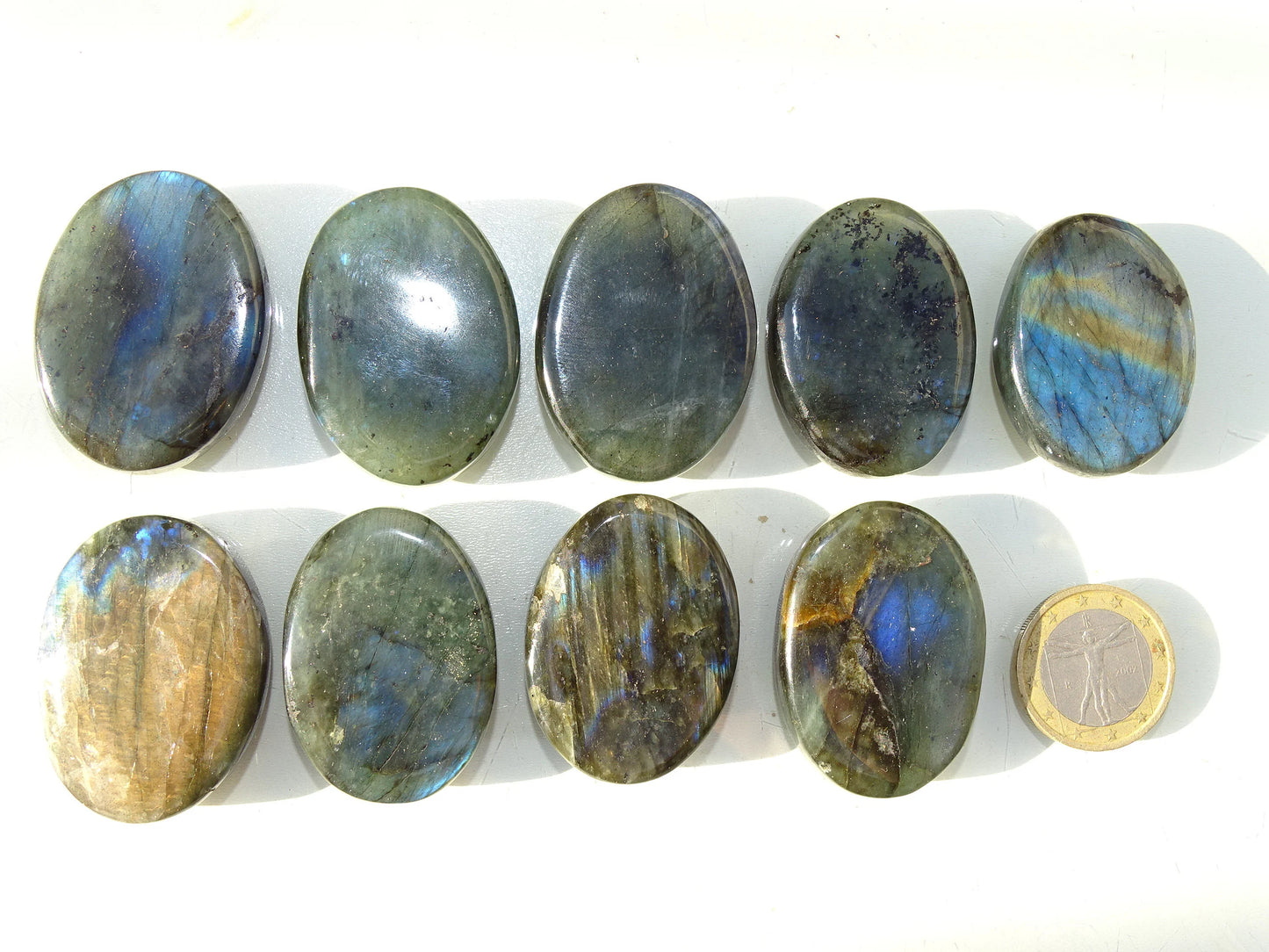 Labradorite, sélection de pierres plates, modèles au choix, environ 4x3x0,9 cm - 20 à 22 grammes. Parfait pour être monter en bijouterie. Très belle qualité, des reflets hologramme incroyable ! vente à l'unité ou lot complet !