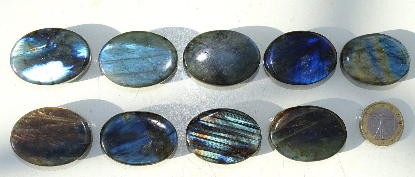 Labradorite, sélection de pierres plates, modèles au choix, environ 4x3x0,9 cm - 20 à 22 grammes. Parfait pour être monter en bijouterie. Très belle qualité, des reflets hologramme incroyable ! vente à l'unité ou lot complet !