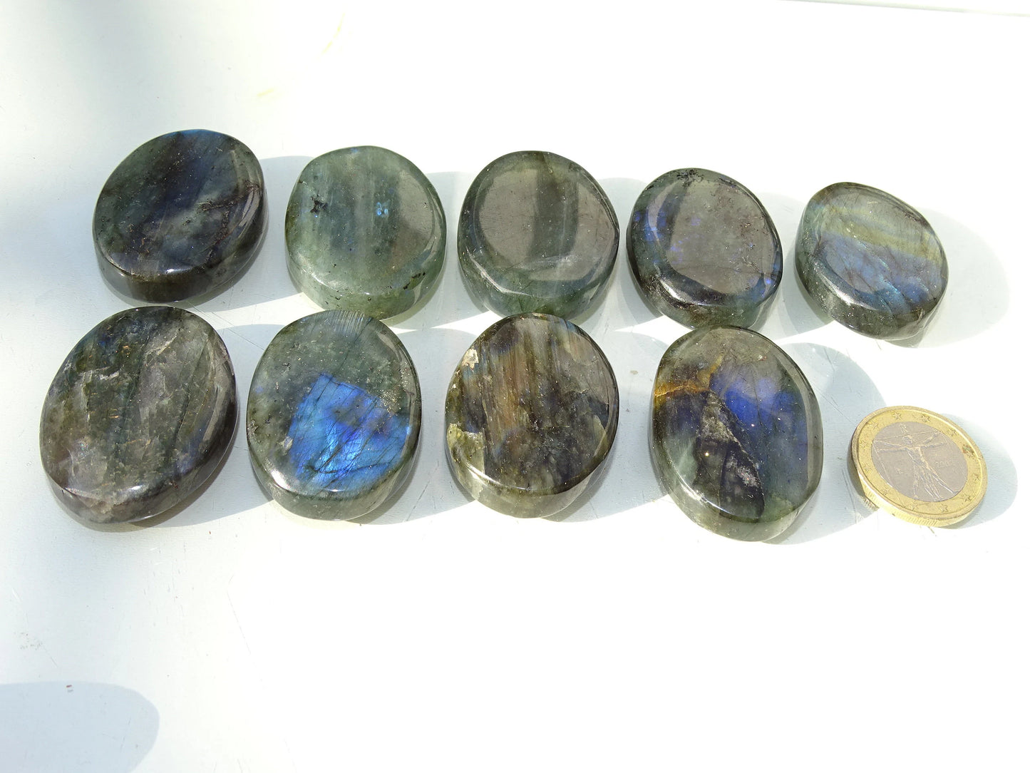 Labradorite, sélection de pierres plates, modèles au choix, environ 4x3x0,9 cm - 20 à 22 grammes. Parfait pour être monter en bijouterie. Très belle qualité, des reflets hologramme incroyable ! vente à l'unité ou lot complet !