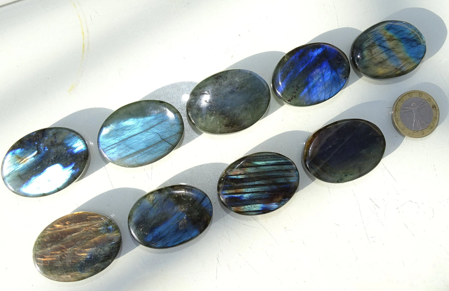 Labradorite, sélection de pierres plates, modèles au choix, environ 4x3x0,9 cm - 20 à 22 grammes. Parfait pour être monter en bijouterie. Très belle qualité, des reflets hologramme incroyable ! vente à l'unité ou lot complet !