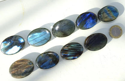 Labradorite, sélection de pierres plates, modèles au choix, environ 4x3x0,9 cm - 20 à 22 grammes. Parfait pour être monter en bijouterie. Très belle qualité, des reflets hologramme incroyable ! vente à l'unité ou lot complet !