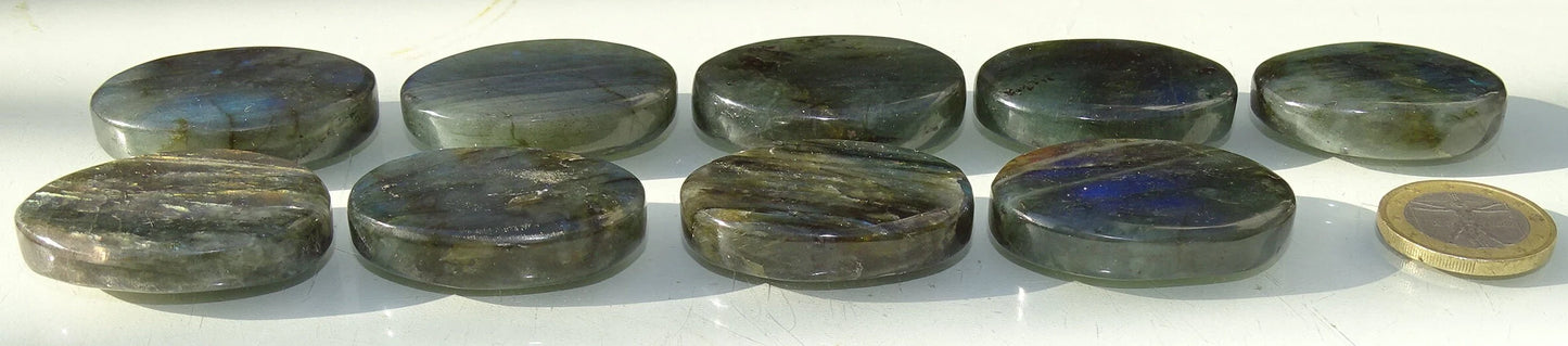 Labradorite, sélection de pierres plates, modèles au choix, environ 4x3x0,9 cm - 20 à 22 grammes. Parfait pour être monter en bijouterie. Très belle qualité, des reflets hologramme incroyable ! vente à l'unité ou lot complet !