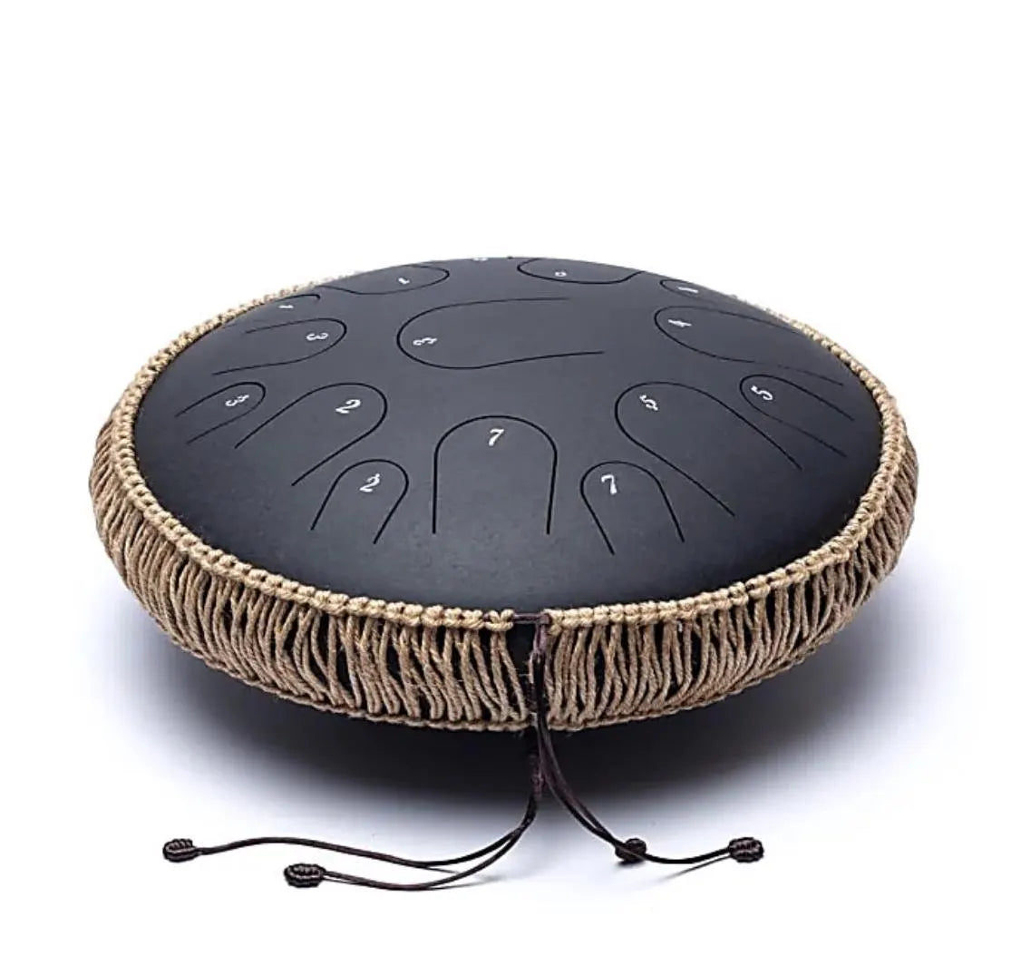 Handpan/ tambour percussion à 14 languettes/ 14 notes, 36 cm, fabriqué en acier de haute qualité. Il offre des harmoniques riches et des basses et médiums équilibrés. Sa conception unique permet une réponse audio rapide et claire !