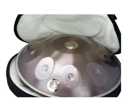 Handpan/ tambour percussion ou tambour mélodique 'Moon II', à 9 notes, 57 centimètres - 4,70 kilogramme. Très léger, facile à transporter. Des sons longs et profonds ! vendu avec une housse à bretelle, parfait !