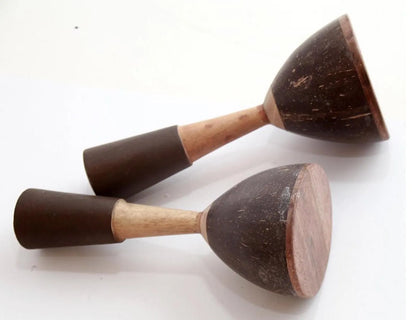 Sélection de divers modèles au choix de maracas, hochet ou shaker, fait en bois, potiron et osier... Parfait pour vos projets sonores de danses ou pour des cadeaux originaux !