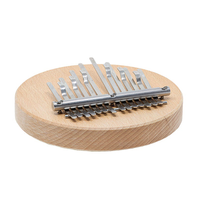 Kalimba 14 notes de Hands on Drum accordé*, avec ou sans aimant intégré (pour fixation sur un cajon ou un tambour). •Ø 14 centimètres, base en bois dur 2 cm de hauteur. Dimensions : 14,00 × 14,00 × 5,00 cm