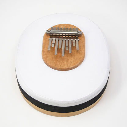 Kalimba/ Piano a doigt, à 9 notes, sur cadre en peau de veau, le meilleur acier à ressort lui confère un volume sonore professionnel de qualité !  4 accordages au choix/ 2 finitions : Transparent ou blanc.