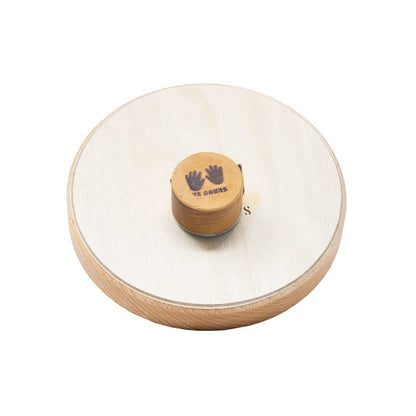 Kalimba 14 notes de Hands on Drum accordé*, avec ou sans aimant intégré (pour fixation sur un cajon ou un tambour). •Ø 14 centimètres, base en bois dur 2 cm de hauteur. Dimensions : 14,00 × 14,00 × 5,00 cm