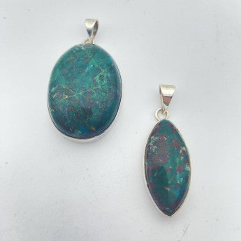 Chrysocolle, perles rondes de 6 et 8 mm, vendu en : fil de perle 38/39 cm, en bracelet de 17 à 21cm, en collier de 45 ou sautoir de 60cm. Qualité AA à AAA, superbes perles souvent prises pour de la turquoise !