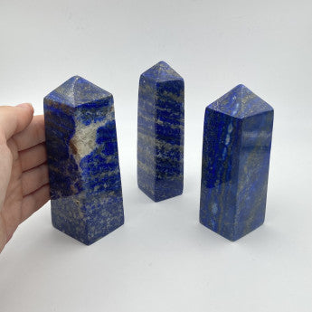 Sélection d'Obélisques au choix en lapis lazuli, amethyste ou obsidienne. 3 tailles au choix : 6/8 x 3 cm - 8/11 x 4cm - / 11 à 14 x 5cm. Vente à l'unité ou en lot de 3 !... Très belle qualité, parfait ...!