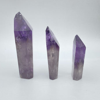 Sélection d'Obélisques au choix en lapis lazuli, amethyste ou obsidienne. 3 tailles au choix : 6/8 x 3 cm - 8/11 x 4cm - / 11 à 14 x 5cm. Vente à l'unité ou en lot de 3 !... Très belle qualité, parfait ...!