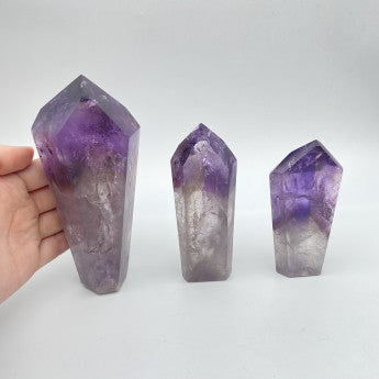 Sélection d'Obélisques au choix en lapis lazuli, amethyste ou obsidienne. 3 tailles au choix : 6/8 x 3 cm - 8/11 x 4cm - / 11 à 14 x 5cm. Vente à l'unité ou en lot de 3 !... Très belle qualité, parfait ...!