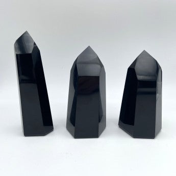 Sélection d'Obélisques au choix en lapis lazuli, amethyste ou obsidienne. 3 tailles au choix : 6/8 x 3 cm - 8/11 x 4cm - / 11 à 14 x 5cm. Vente à l'unité ou en lot de 3 !... Très belle qualité, parfait ...!