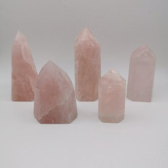 Obélisques en quartz rose du Brésil. 5 tailles au choix de 6 à 11 centimètres. Vente à l'unité ou par 5 (env. 1 kg). Très belle qualité, un effet incroyable, de belles pièces !