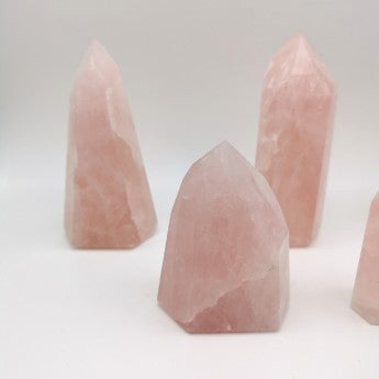 Obélisques en quartz rose du Brésil. 5 tailles au choix de 6 à 11 centimètres. Vente à l'unité ou par 5 (env. 1 kg). Très belle qualité, un effet incroyable, de belles pièces !