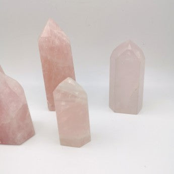 Obélisques en quartz rose du Brésil. 5 tailles au choix de 6 à 11 centimètres. Vente à l'unité ou par 5 (env. 1 kg). Très belle qualité, un effet incroyable, de belles pièces !