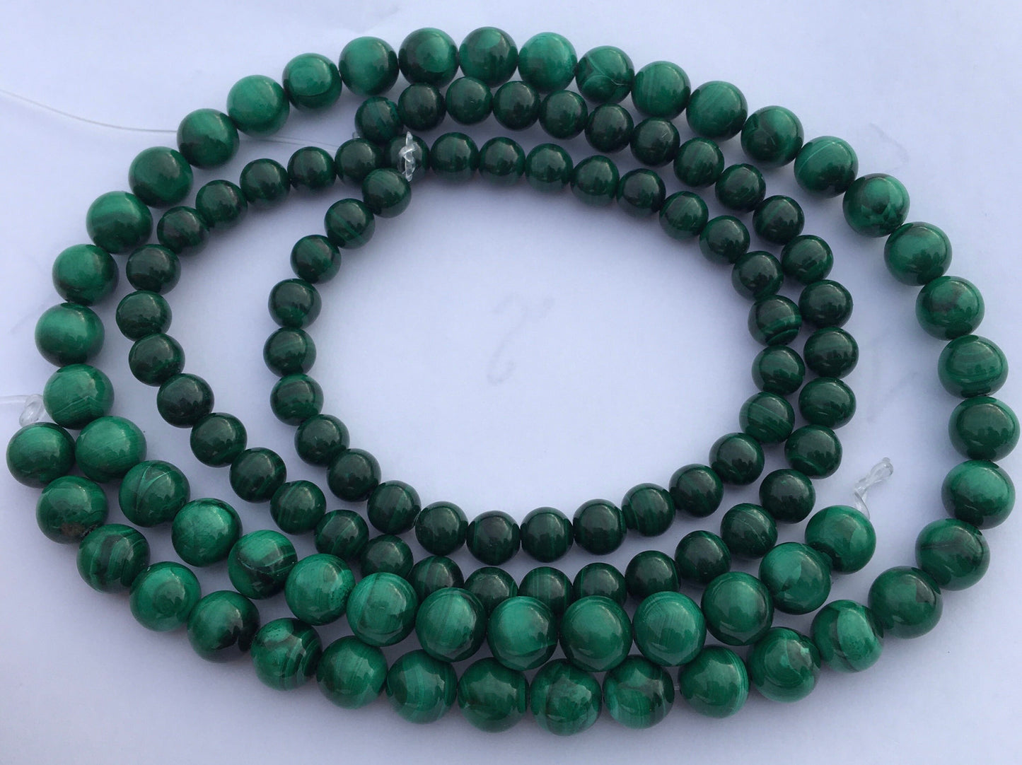 Malachite véritable, qualité Extra ! Perles rondes de 6 et 8 mm, vendu en fil de perle 38/39 cm, en bracelet de 17 à 21cm, en collier de 45 ou sautoir de 60cm. Qualité AA à AAA, superbes perles aux effets calmants !