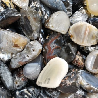 Agate Bostwana, perles rondes de 6 ou 8 mm, vendu : en fil de perle 38/39 cm, en bracelet de 17 à 21cm, en collier de 45 ou sautoir de 60cm. Qualité AA à AAA, superbes perles naturelles !