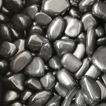 Shungite, perles rondes de 6 ou 8 mm. Vendu en fil de perle 38/39 cm, en bracelet de 17 à 21cm, en collier de 45 ou sautoir de 60cm. Qualité AA à AAA, superbes perles à l'aspect mat et léger à porter !