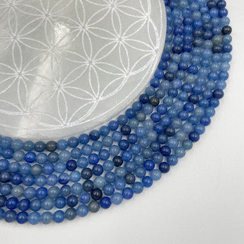 Aventurine bleue, perles rondes de 6 ou 8 mm. Vendu en fil de perle 38/39 cm, en bracelet de 17 à 21cm, en collier de 45 ou sautoir de 60cm. Qualité AA à AAA, superbes perles !