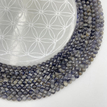 Iolite / Cordiérite, perles rondes de 6 ou 8 mm. Vendu en fil de perle 38/39 cm, en bracelet de 17 à 21cm, en collier de 45 ou sautoir de 60cm. Qualité AA à AAA, superbes perles à la transparence mystique !