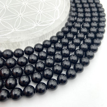 Obsidienne noire, perles rondes de 6, 8 ou 10 mm. Vendu en fil de perle 38/39 cm, en bracelet de 17 à 21cm, en collier de 45 ou sautoir de 60cm. Qualité AA à AAA, superbes perles, belle pureté, parfait !