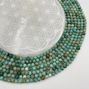 Turquoise de qualité Extra du Pérou, perles rondes de 6 et 8 mm, vendu en fil de perle 38/39 cm, en bracelet de 17 à 21cm, en collier de 45 ou sautoir de 60cm. Qualité AA à AAA, parfait !