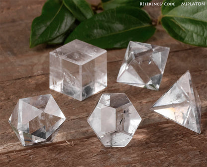 Solids/ Solides de Platon en cristal de roche. Dimension des pièces : env. 1.3 à 1.7 cm (5 à 7 gr.). Solids vendu avec ou sans coffret en bois. Disque de sélénite en option. Parfait pour l'étude de la géométrie sacré !