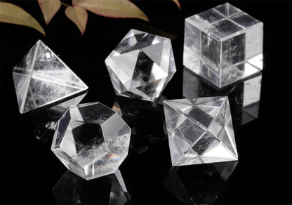 Solids/ Solides de Platon en cristal de roche. Dimension des pièces : env. 1.3 à 1.7 cm (5 à 7 gr.). Solids vendu avec ou sans coffret en bois. Disque de sélénite en option. Parfait pour l'étude de la géométrie sacré !