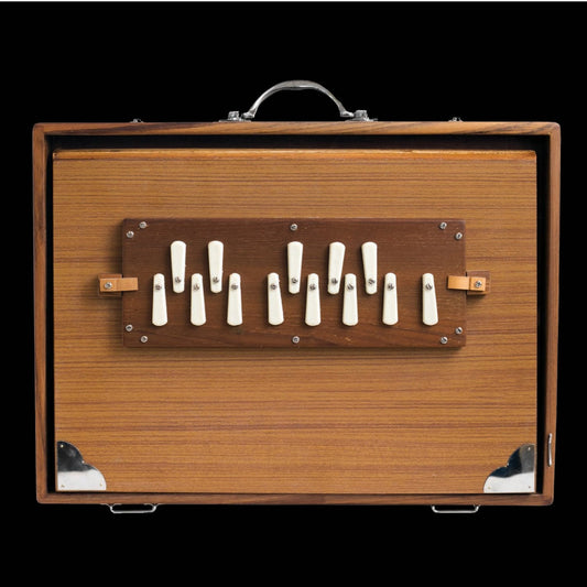 Shruti Box en 432 ou 440 hertz. à 1 rangée d'octave de Do3 à Do4 (C3 à C4), un pur instrument à tonalité fondamentale. Cela fonctionne comme un petit harmonium sans touches. 41,00 × 32,00 × 8,50 cm - 4,50 kg. Vendu avec housse !