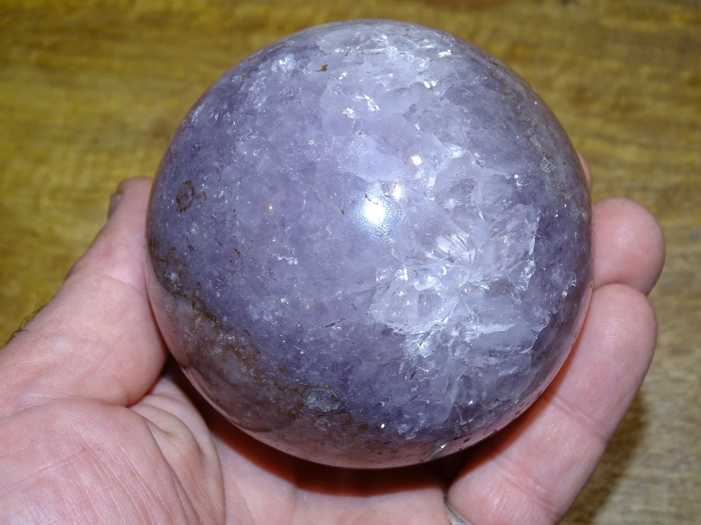 Sphère géodésique en améthyste (Brésil), de 530 grammes, 6 centimètres de diamètre. Qualité AA, des reflets violets incroyables, énergie très puissante. De la famille des quartz !