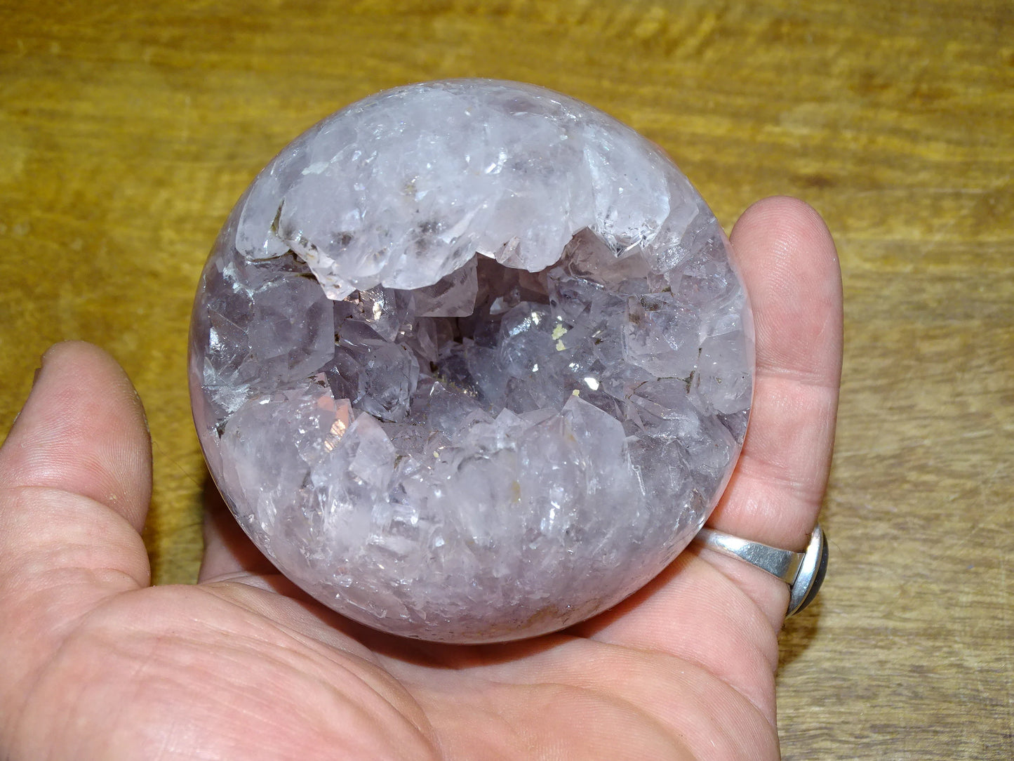 Sphère géodésique en améthyste (Brésil), de 530 grammes, 6 centimètres de diamètre. Qualité AA, des reflets violets incroyables, énergie très puissante. De la famille des quartz !