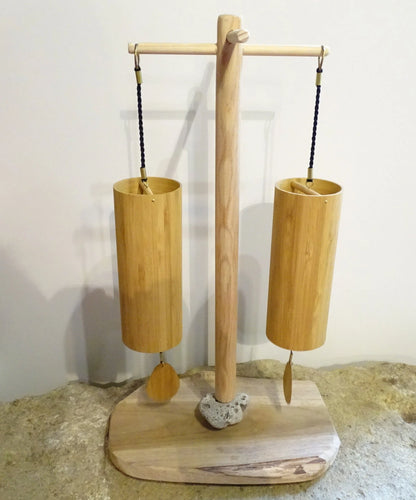 Création Gem & Zen, supports en bois pour carillon de style Koshi, Zaphir ou autres, de 45 centimètres de hauteur, base de 20 x 20cm.. Convient également pour cymbale Tibétaine (Tingsha). Option finition 'mat' ou 'brillant', parfait !